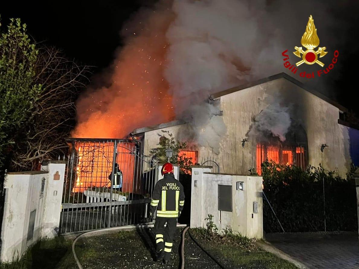 
	La casa distrutta dal fuoco


