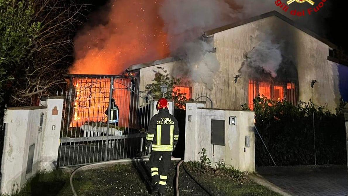 La casa distrutta dal fuoco