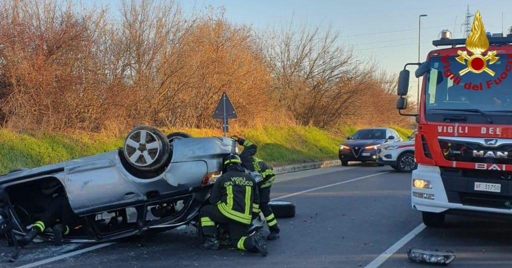 Auto capovolta in tangenziale, ferito il conducente