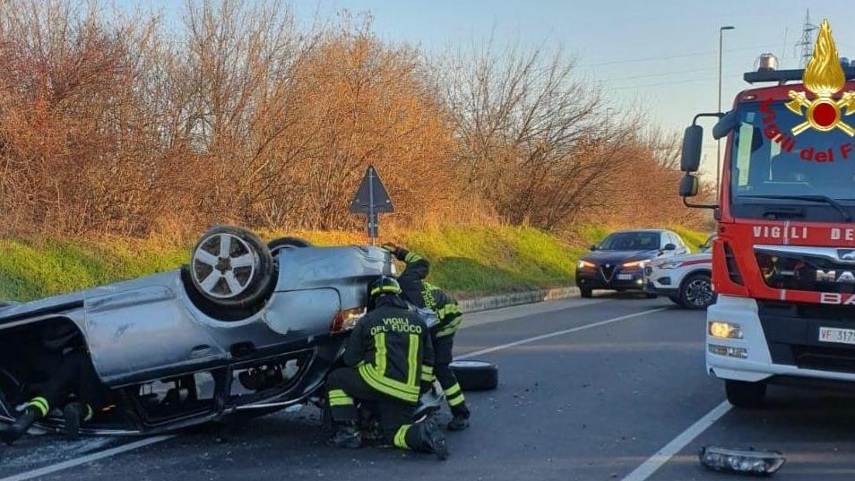 Auto capovolta in tangenziale, ferito il conducente