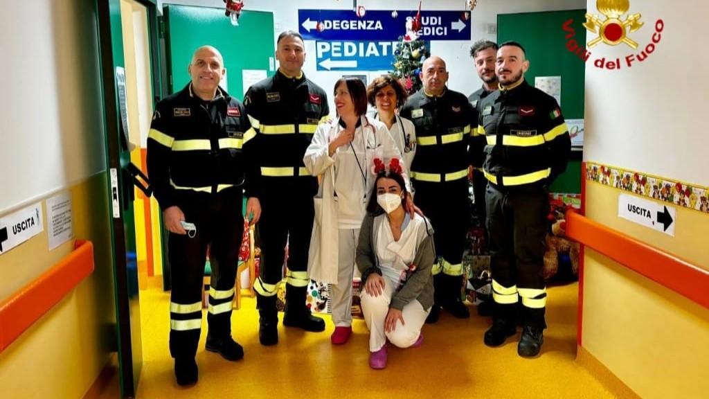 I vigili del fuoco di Oristano portano dolci e caramelle ai piccoli pazienti del San Martino