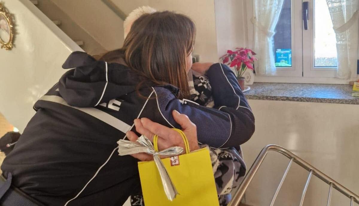 Anziano solo a Natale, gli agenti della polizia locale gli portano un regalo a casa