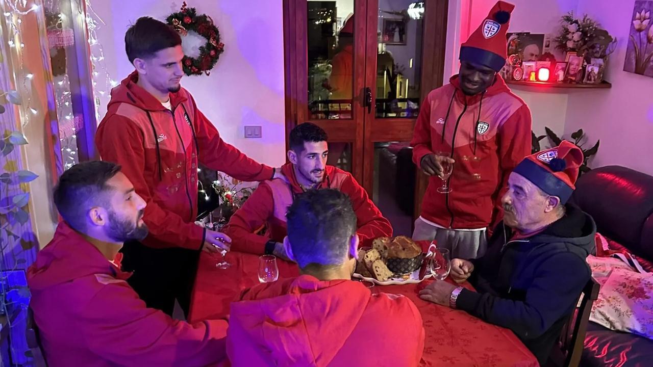 Cagliari “Sempre con te”: calciatori e tifosi insieme per il video di auguri di Natale