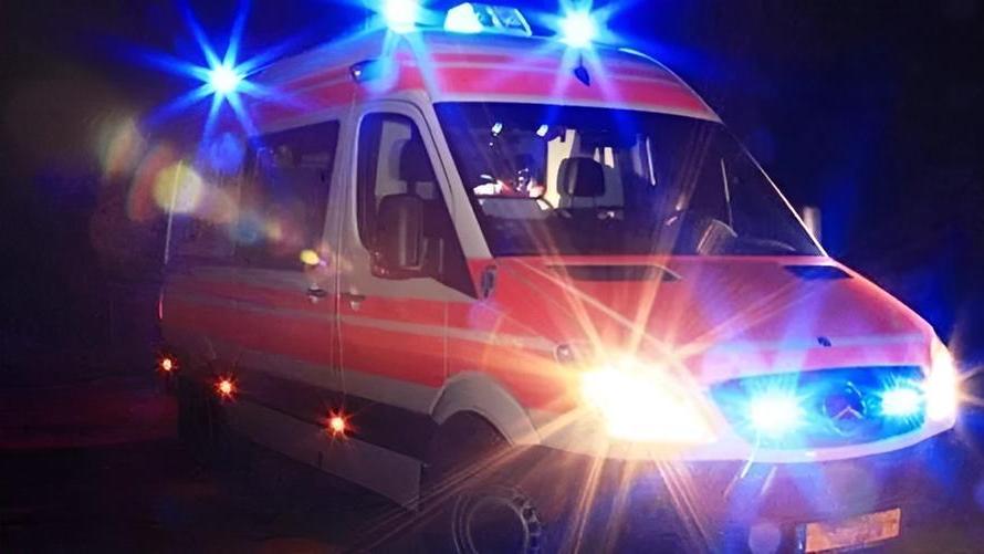 Auto con un’intera famiglia a bordo si cappotta: ferito grave un bimbo di 5 mesi