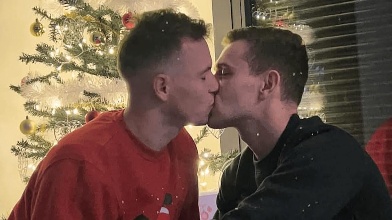 Natale d’amore per Jakub Jankto: ecco il bacio che sta facendo il giro del mondo