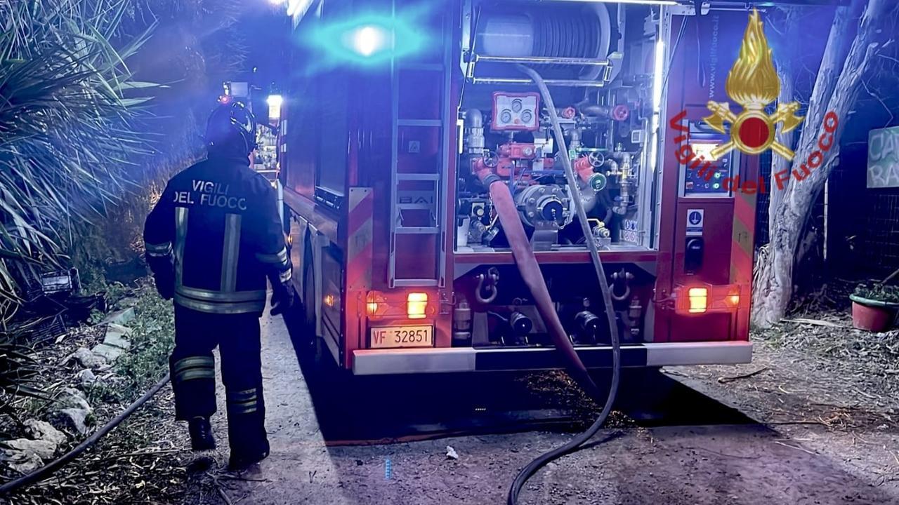 Brucia una cascina in periferia, vigili del fuoco al lavoro per oltre due ore