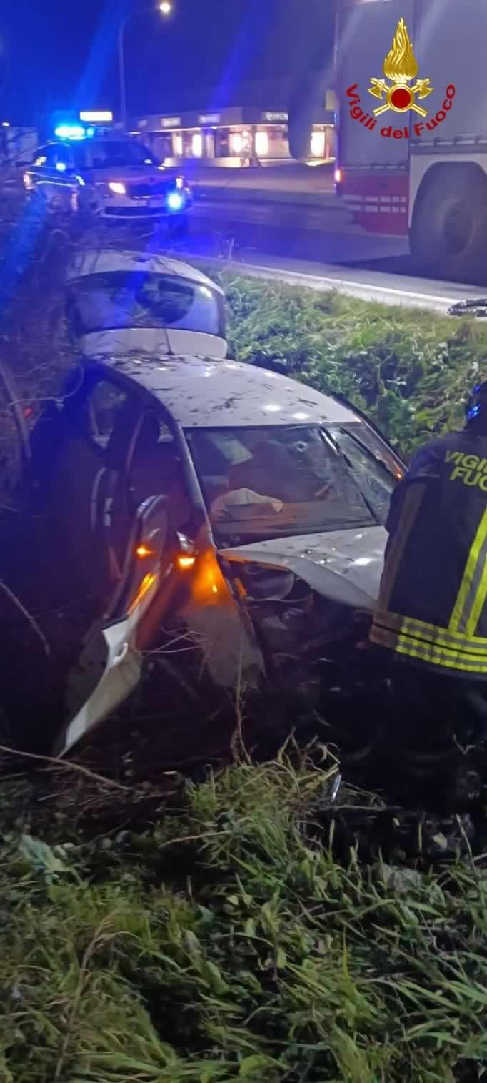 Lammari, auto finita fuori strada: conducente incastrato