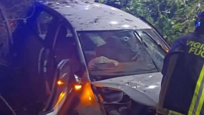 Lammari, auto finita fuori strada: conducente incastrato