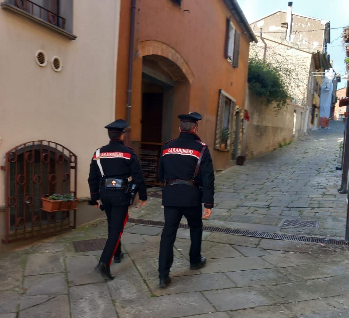 Scritte vandaliche sui muri a Magliano in Toscana, individuato l’autore: è un giovane tifoso