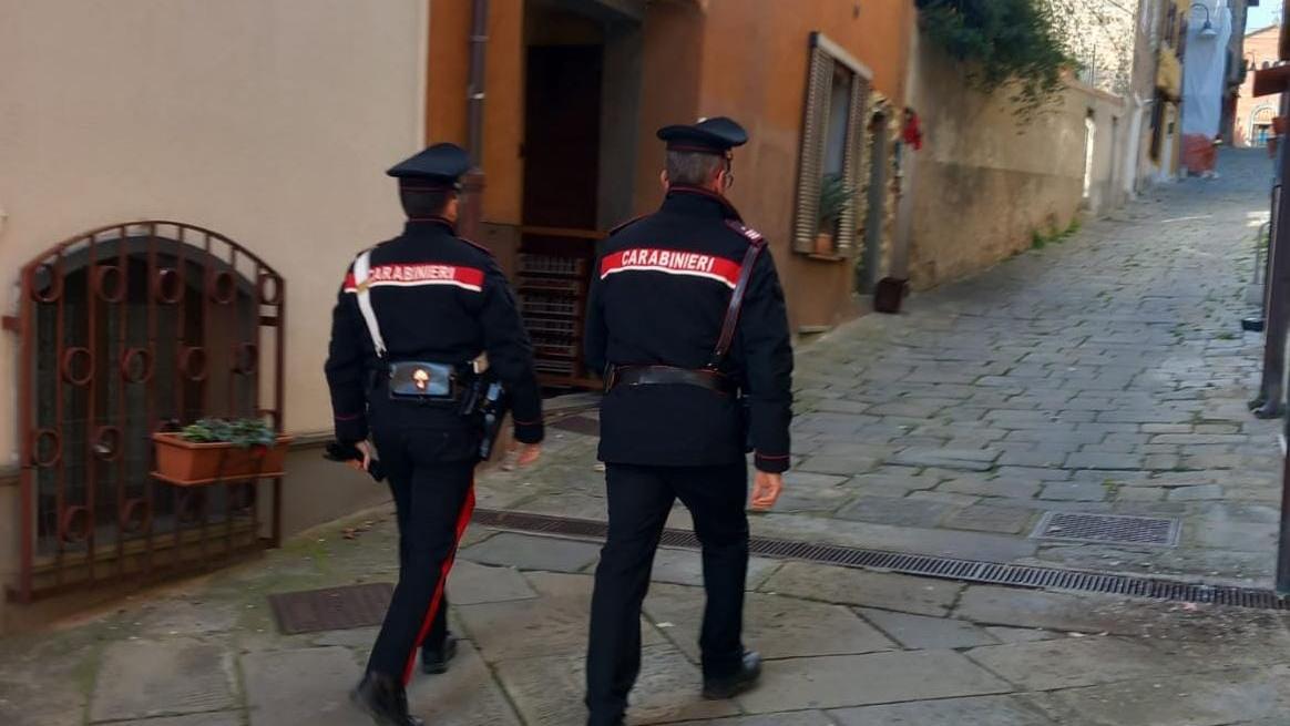 Scritte vandaliche sui muri a Magliano in Toscana, individuato l’autore: è un giovane tifoso