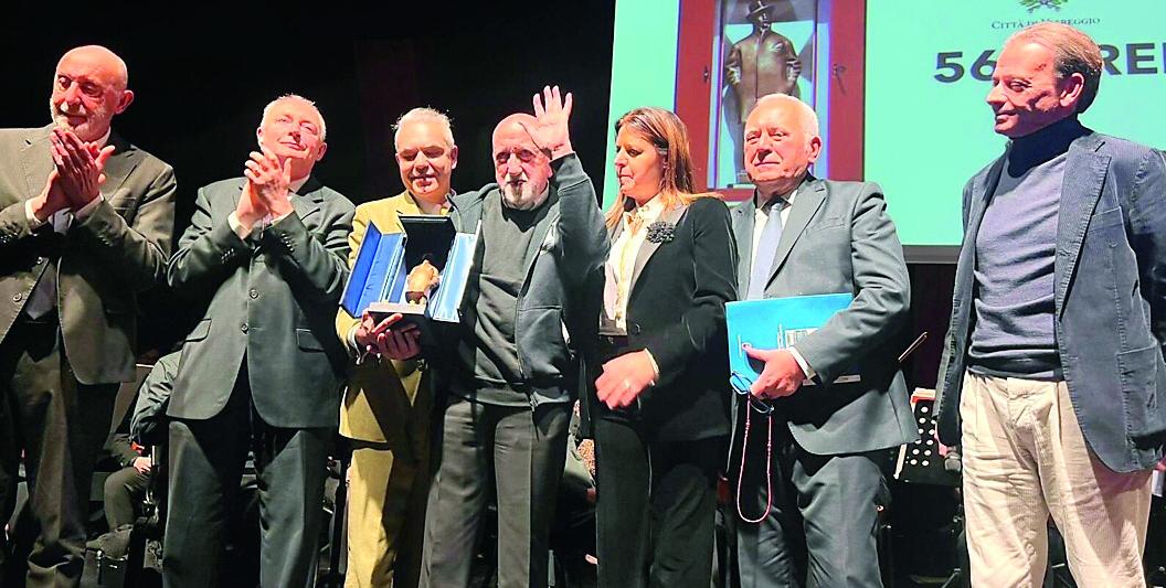 
	Franco Moretti (secondo da sx)&nbsp;e Fabrizio Miracolo (primo da dx) domenica alla consegna del premio Puccini al maestro Pizzi

