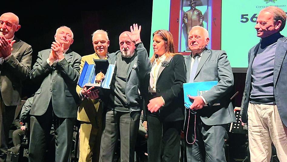 Franco Moretti (secondo da sx) e Fabrizio Miracolo (primo da dx) domenica alla consegna del premio Puccini al maestro Pizzi