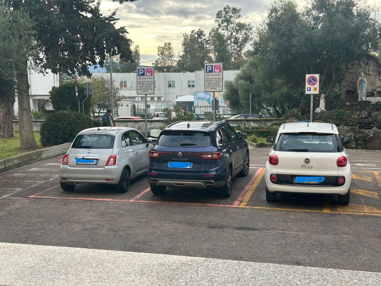 Protesta a Olbia: «Parcheggi rosa e stalli gialli occupati in modo abusivo»