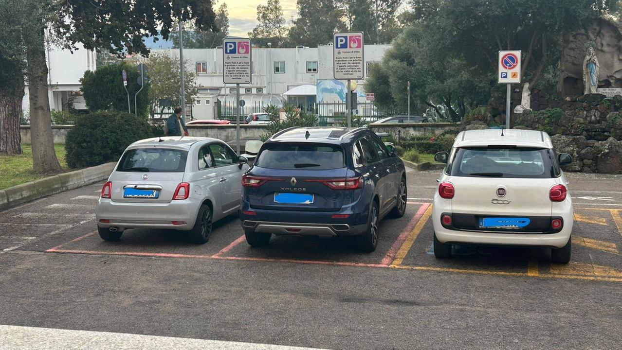 Protesta a Olbia: «Parcheggi rosa e stalli gialli occupati in modo abusivo»