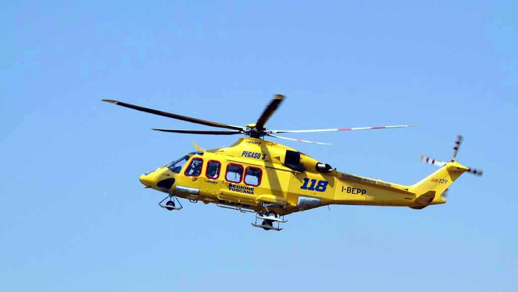 Seravezza, colpito dalla fucilata di un cacciatore mentre taglia legna