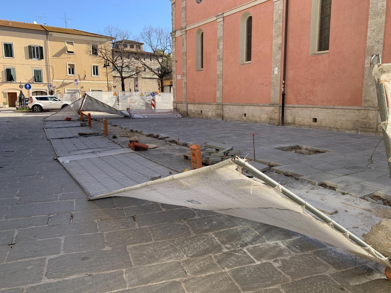 
	Le transenne buttate gi&ugrave; dal vento in piazza della Palma

