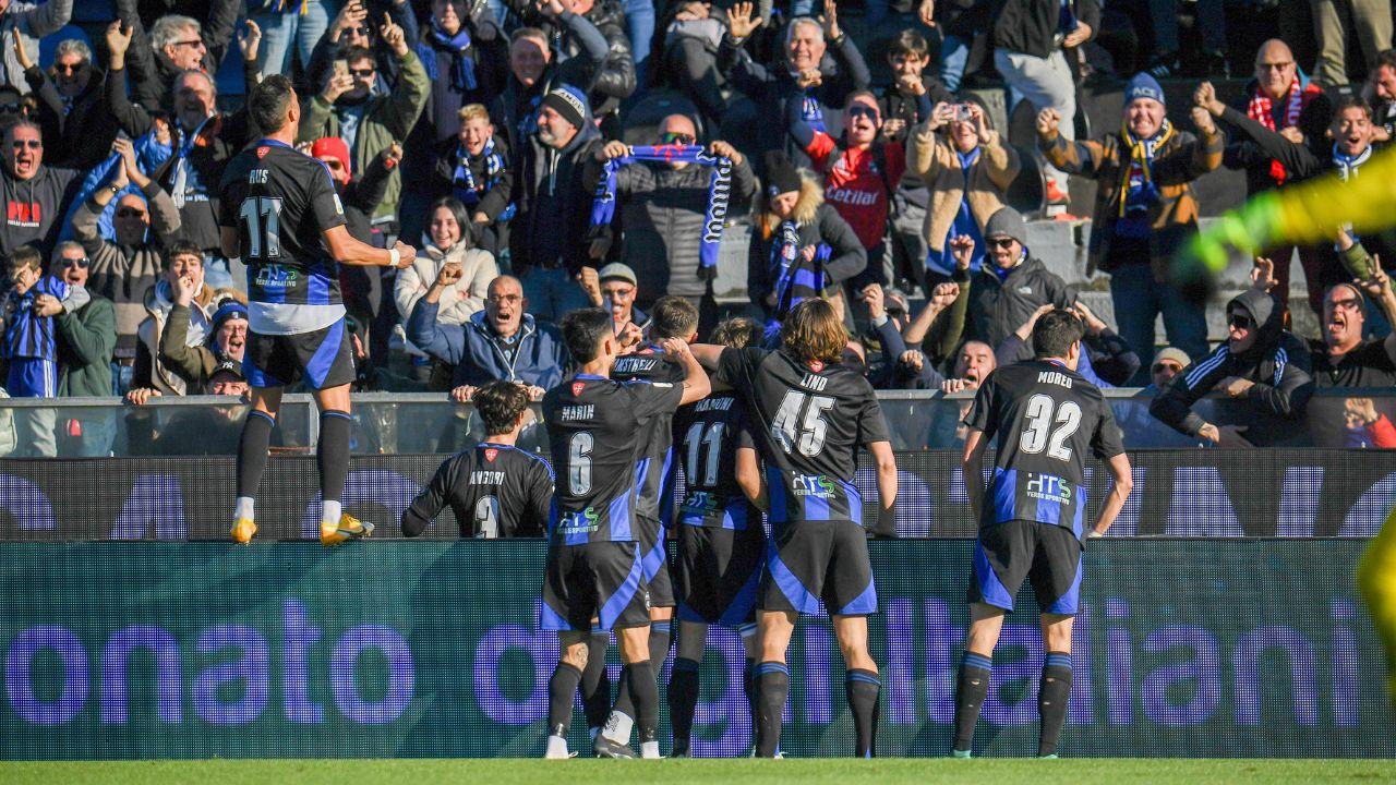 L'esultanza dei giocatori del Pisa