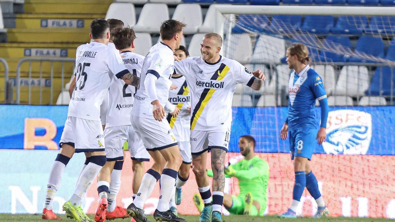 L'esultanza del Modena dopo il gol del 3-3 di Bozhanaj