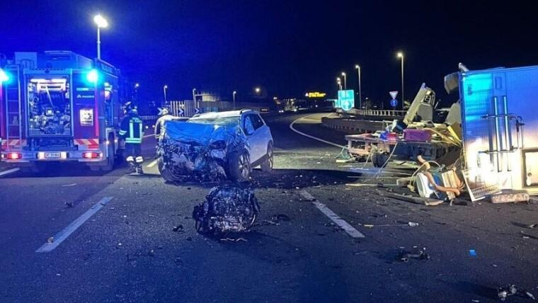 L'incidente mortale sull'A8 (foto vigili del fuoco)