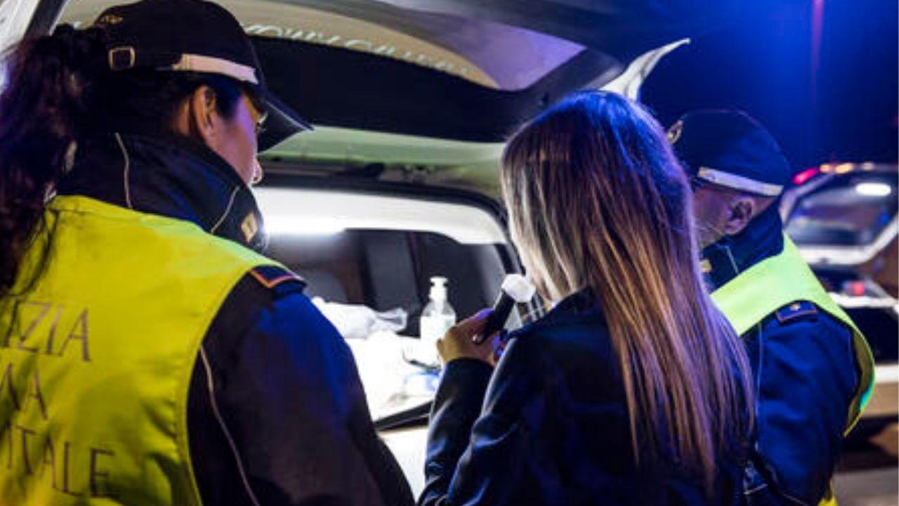 Una automobilista al controllo dell’alcoltest (foto d’archivio)