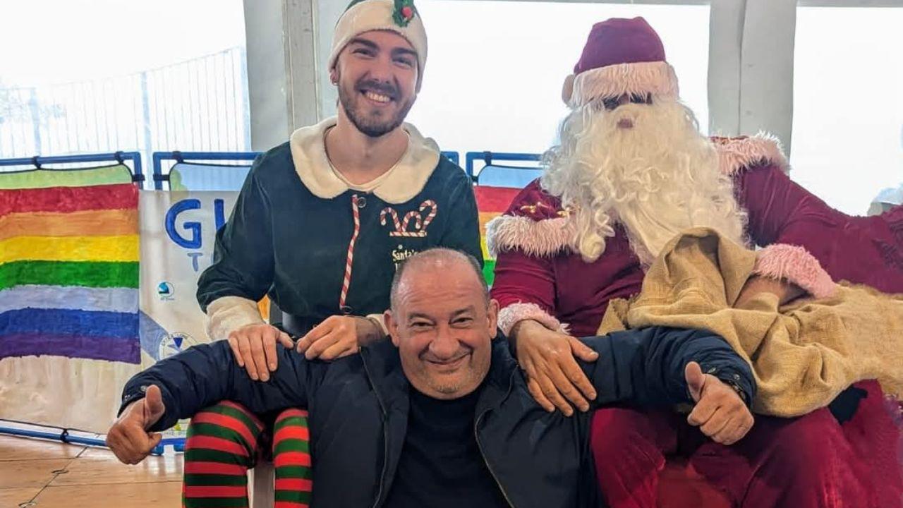 Il sindaco di Magliano in Toscana Gabriele Fusini insieme a un elfo e Babbo Natale