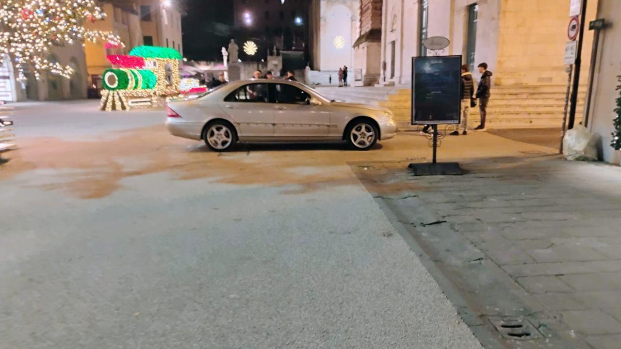 L’auto in piazza Duomo