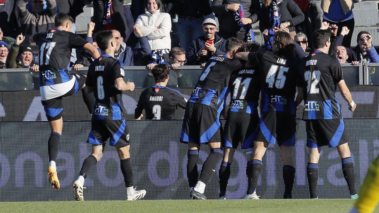I giocatori nerazzurri condividono coi tifosi la gioia per uno dei gol messi a segno nel match col Sassuolo (foto Muzzi)