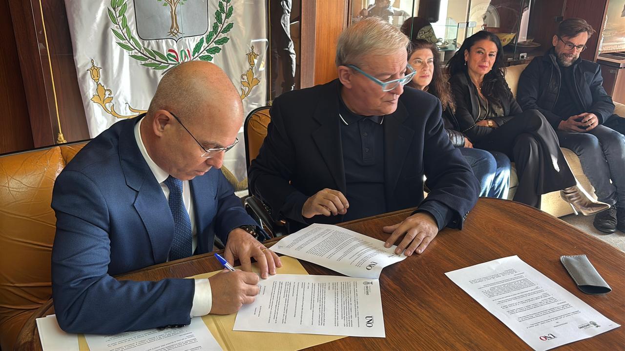 La firma tra l'amministratore della Provincia, Battista Ghisu, e il presidente del Consorzio Uno, Gianvalerio Sanna