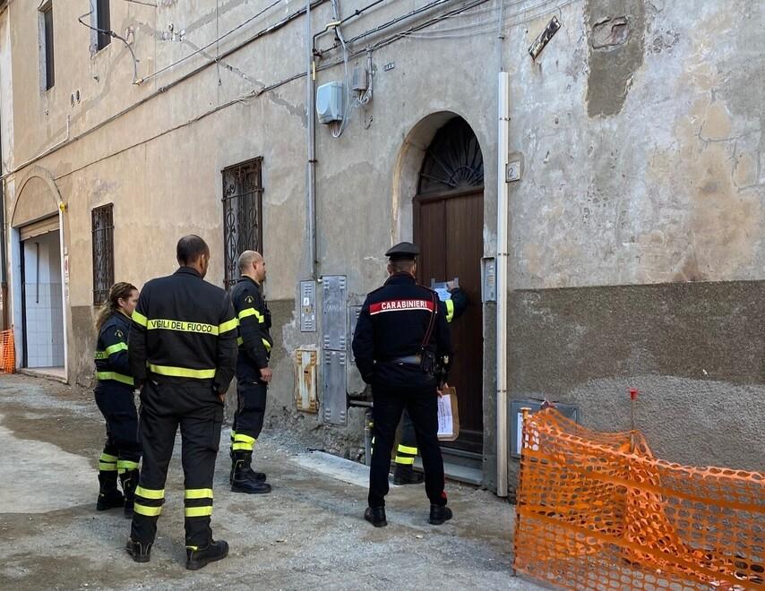 
	Carabinieri e vigili del fuoco sul posto

