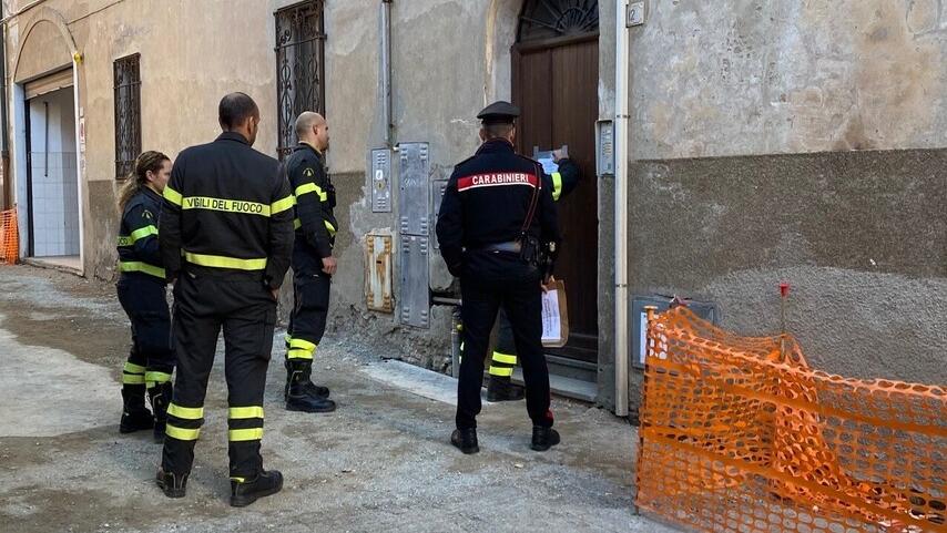 Carabinieri e vigili del fuoco sul posto
