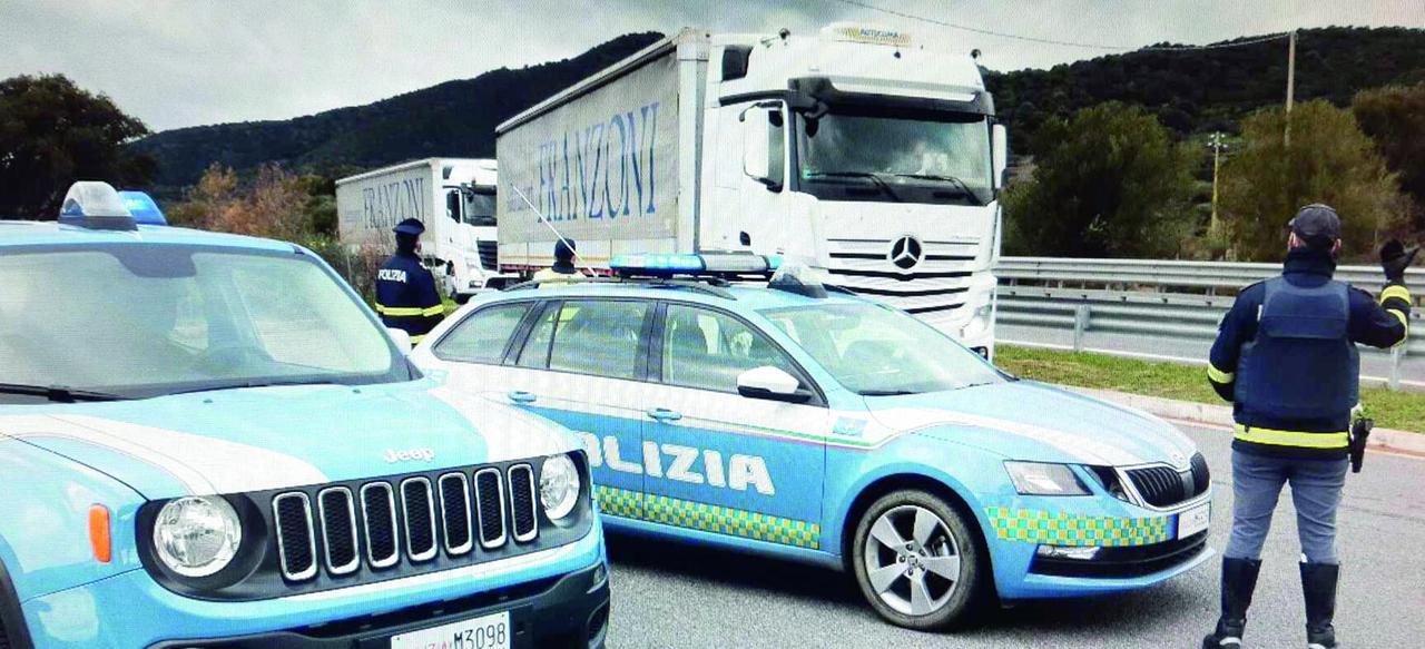 Nuovo codice della strada, stretta natalizia sui cellulari