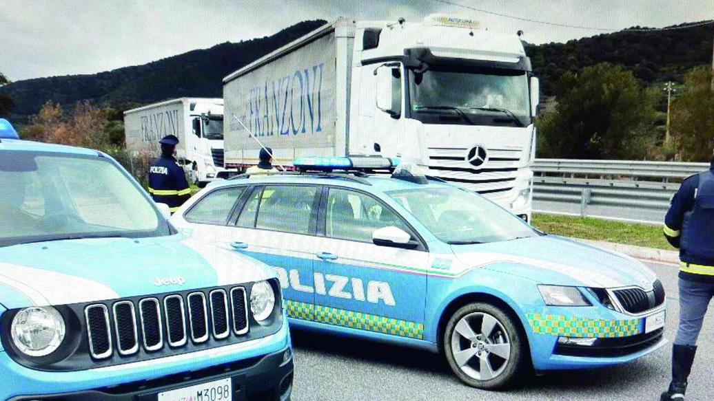 Nuovo codice della strada, stretta natalizia sui cellulari