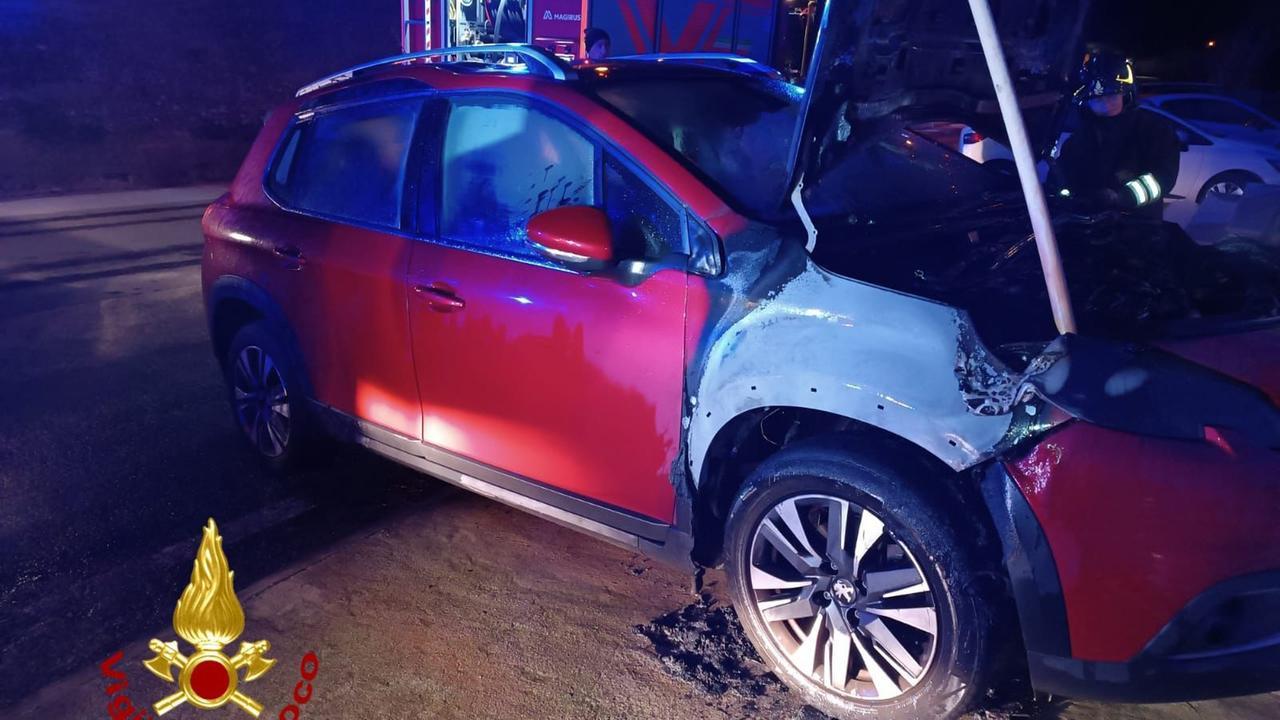 Bitti, auto incendiata nella notte