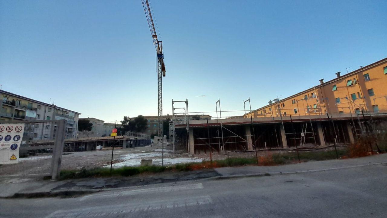 il cantiere alla ex Chiccaia: il primo palazzo doveva essere pronto questo dicembre