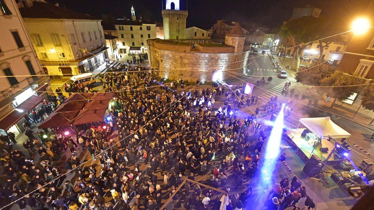 La festa in piazza Verdi il 31 dicembre del 2023 (foto Paolo Barlettani)