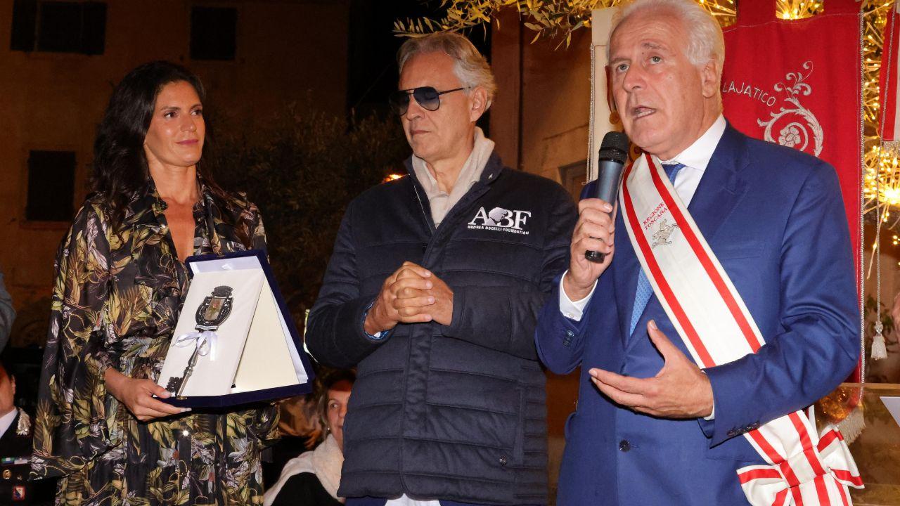 Andrea Bocelli e la moglie Veronica Berti con il presidente della Regione Eugenio Giani