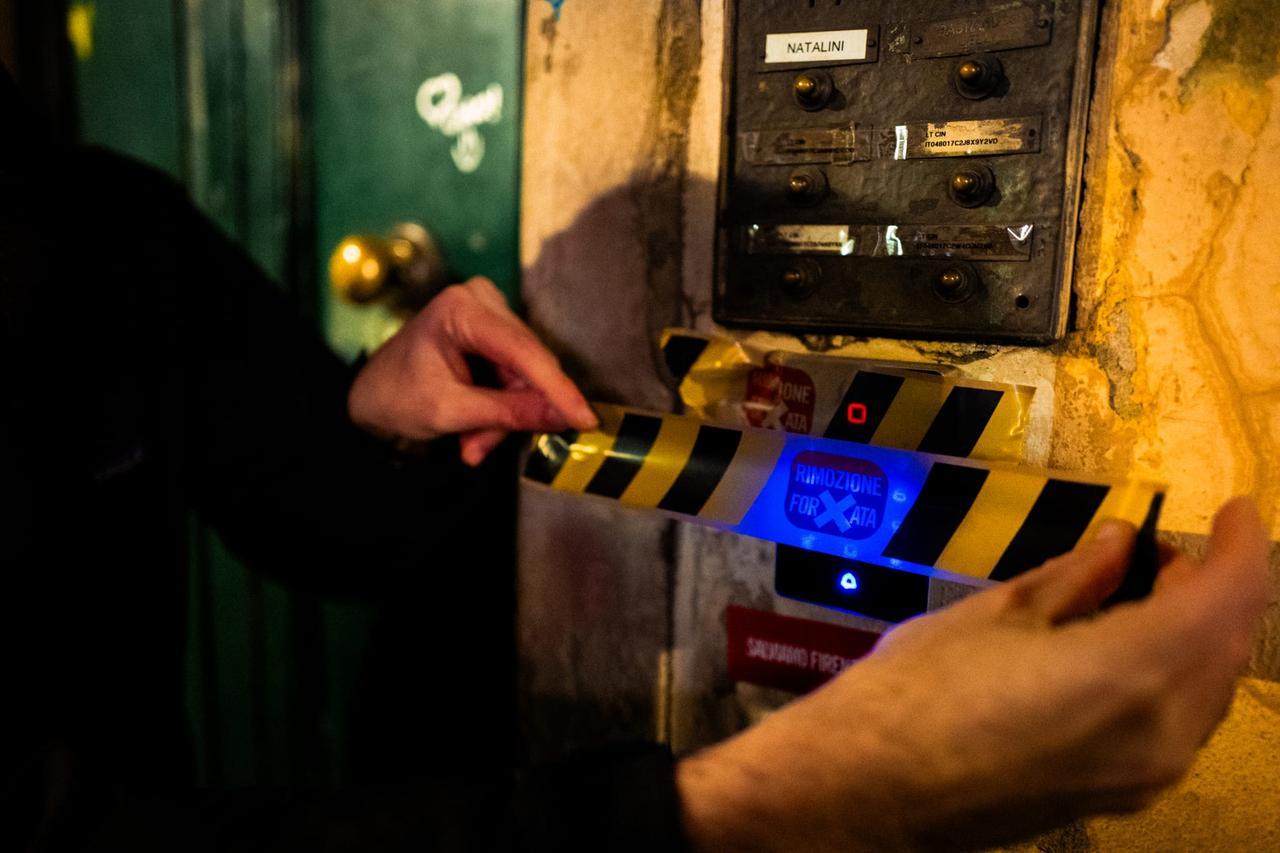 Blitz anti affitti brevi, nastro adesivo sulle keybox: la protesta si allarga dalla Toscana a mezza Italia