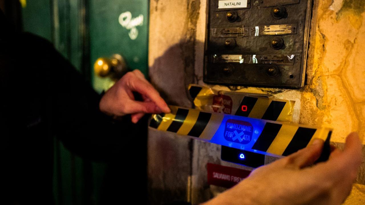Blitz anti affitti brevi, nastro adesivo sulle keybox: la protesta si allarga dalla Toscana a mezza Italia