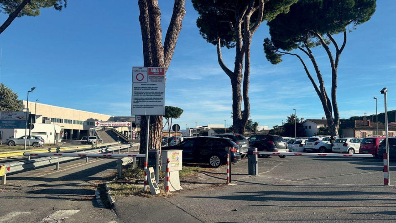 Nell’immagine l’accesso all’ospedale da via Senese