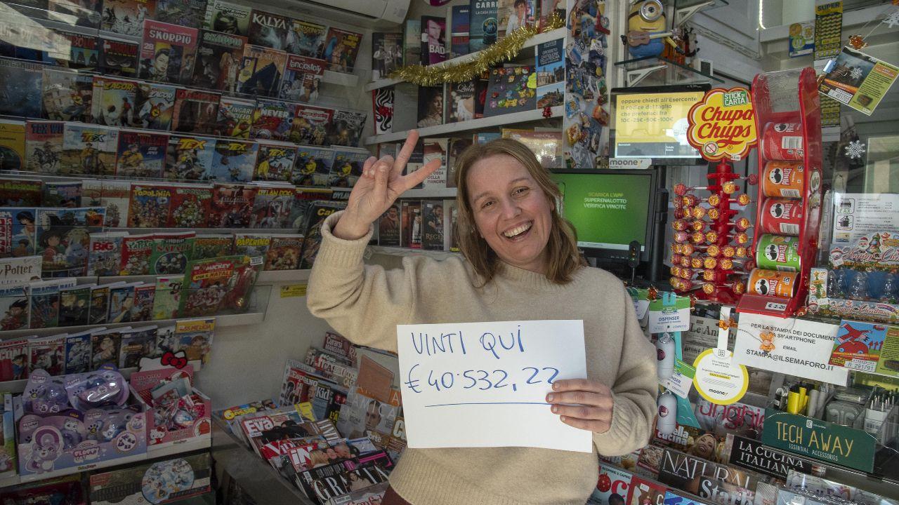 Ilaria Tassi, una delle titolari dell’edicola “Il Semaforo”, dove sono stati vinti oltre 40mila euro