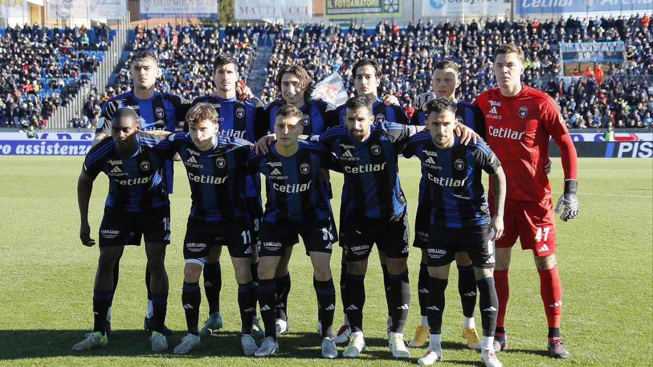 La formazione con cui il Pisa ha iniziato la sfida all’Arena contro il Sassuolo (foto Muzzi)