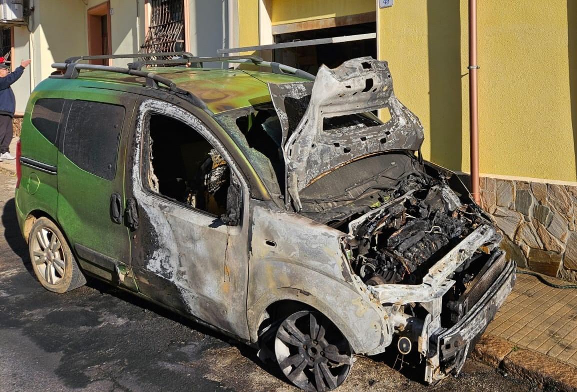 Ancora fiamme a Porto Torres, incendiata l’auto di un pensionato