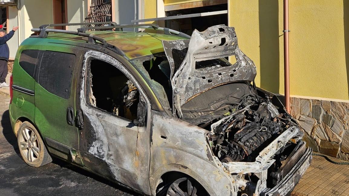 Ancora fiamme a Porto Torres, incendiata l’auto di un pensionato