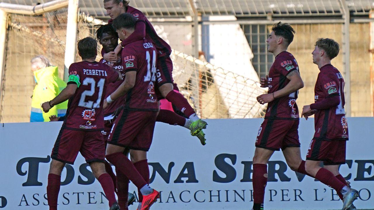 Jonathan Italeng sommerso dall’abbraccio dei compagni dopo uno dei gol realizzati con la maglia del Pontedera nell’attuale campionato (foto Silvi)