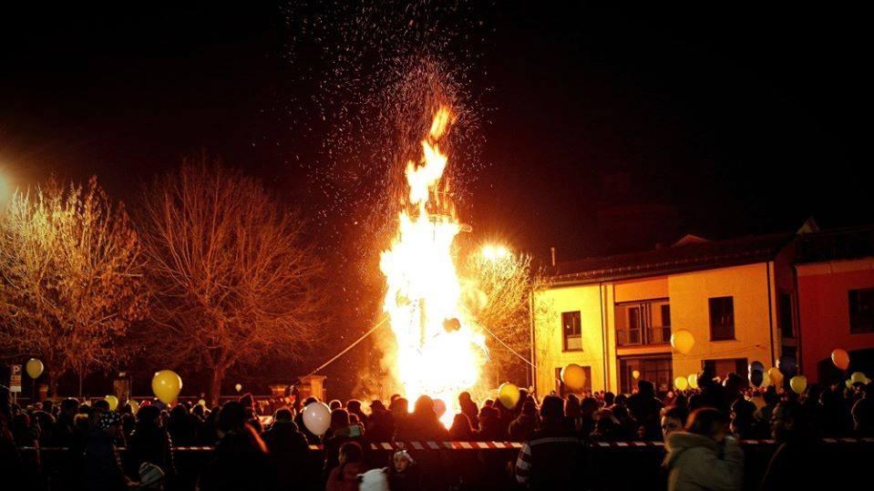A Castelnovo Sotto non è San Silvestro senza rogo del Vecchione