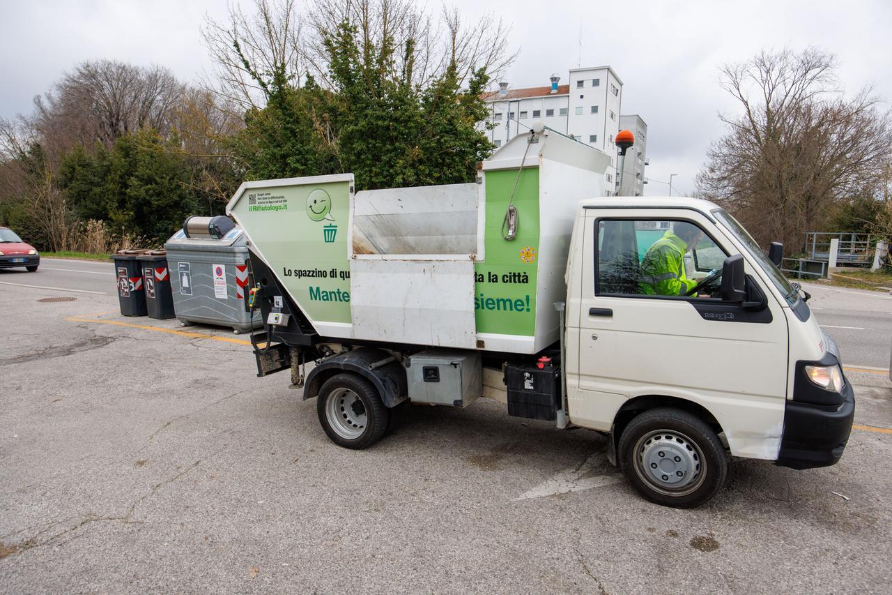Ferrara, dall’albero ai nastri colorati: per un Natale green il giusto posto a tutti i rifiuti