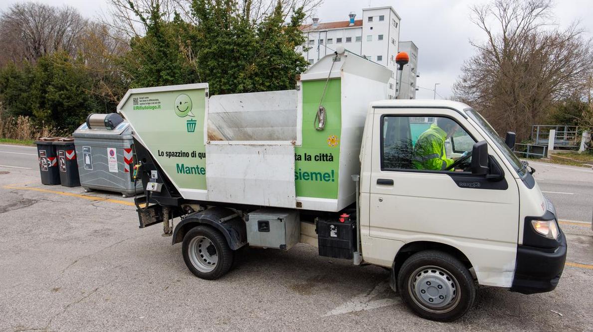 Ferrara, dall’albero ai nastri colorati: per un Natale green il giusto posto a tutti i rifiuti