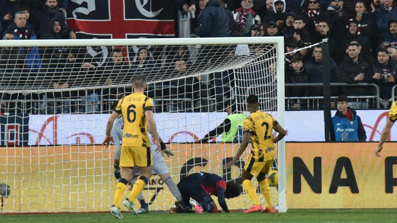 
	Il colpo di testa di Bastoni finisce in rete (foto di Mario Rosas)

