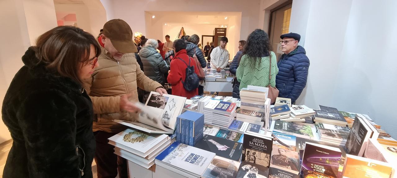 
	Visitatori alla Fiera del libro di Nuoro (foto Locci)

