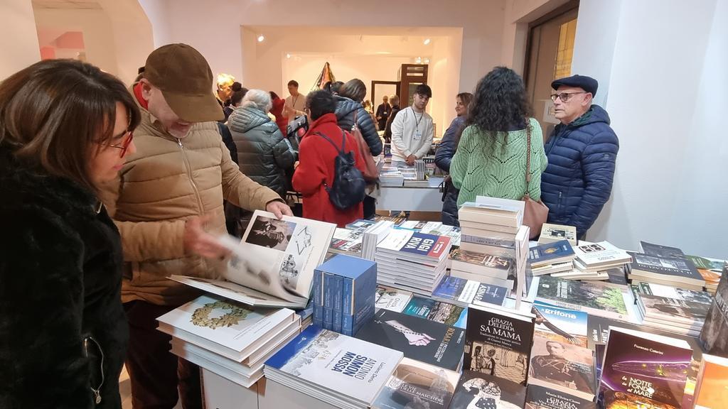 Visitatori alla Fiera del libro di Nuoro (foto Locci)